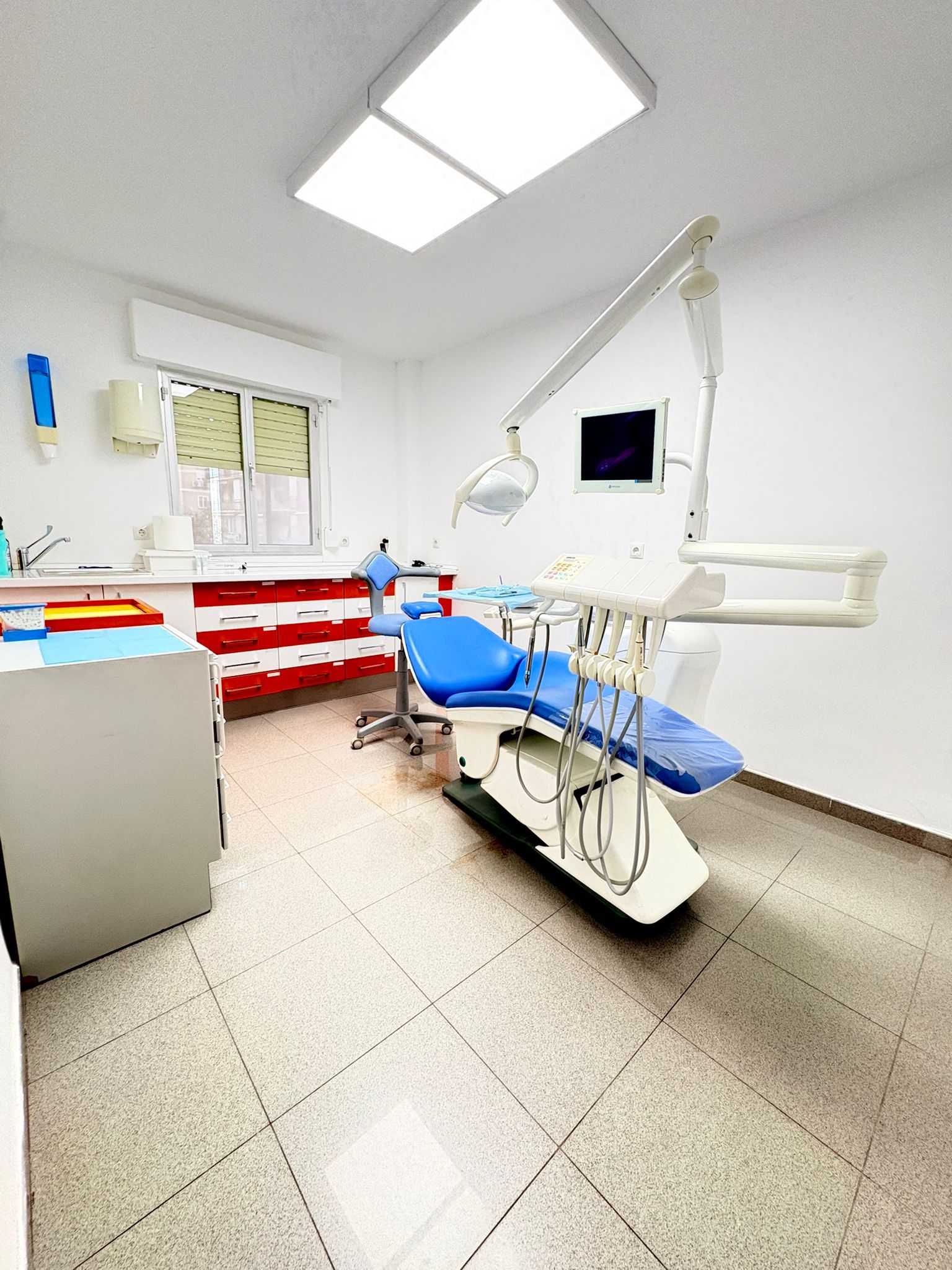 Dentista profesional realizando diagnóstico digital a paciente sonriente